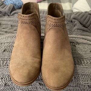 Women’s booties size6.5 brand is Mia